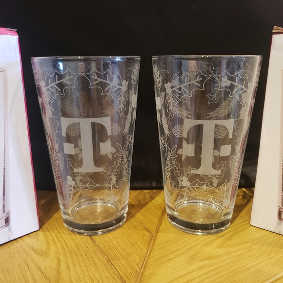 Set of 2 T-Mobile Holiday Collectible Etched 16oz Glasses (2023) NEW! - Picture 3 of 14